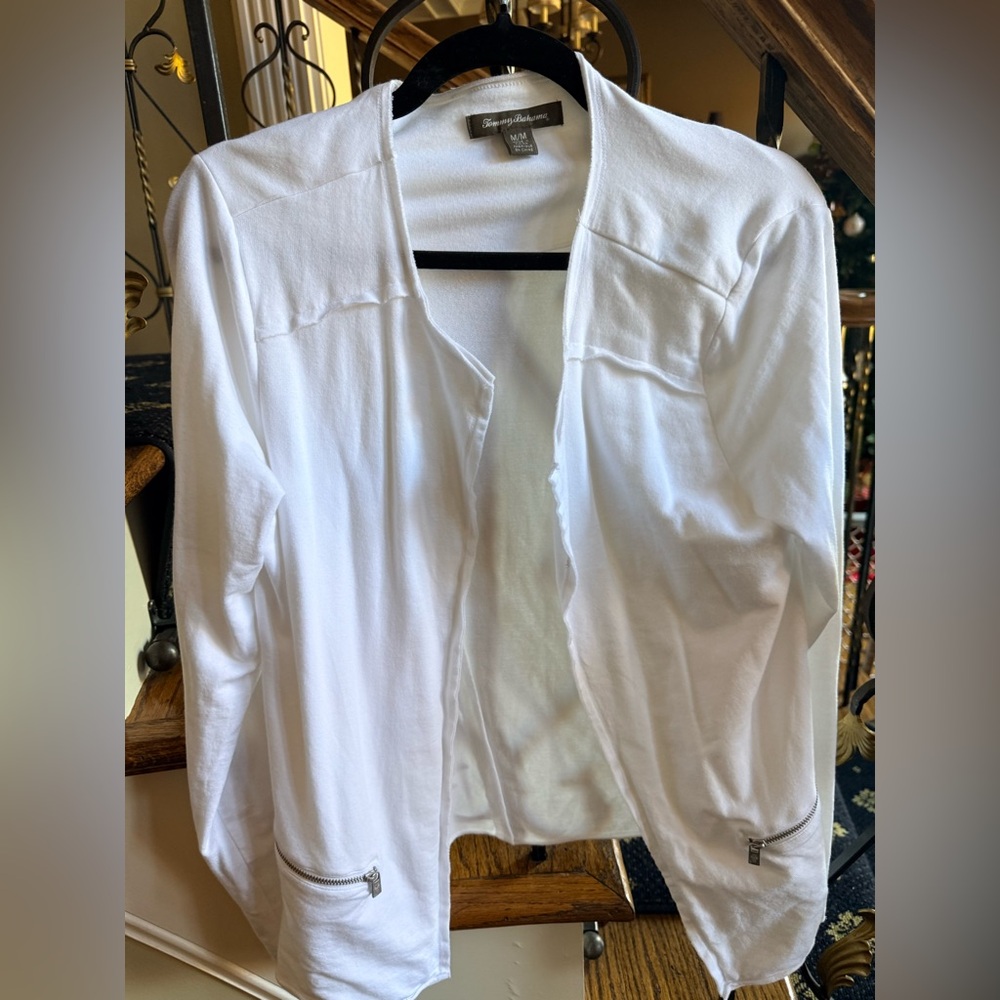 Tommy Bahama Light Weight White sweater. Zipper front pockets.Size M cotton/mod.
